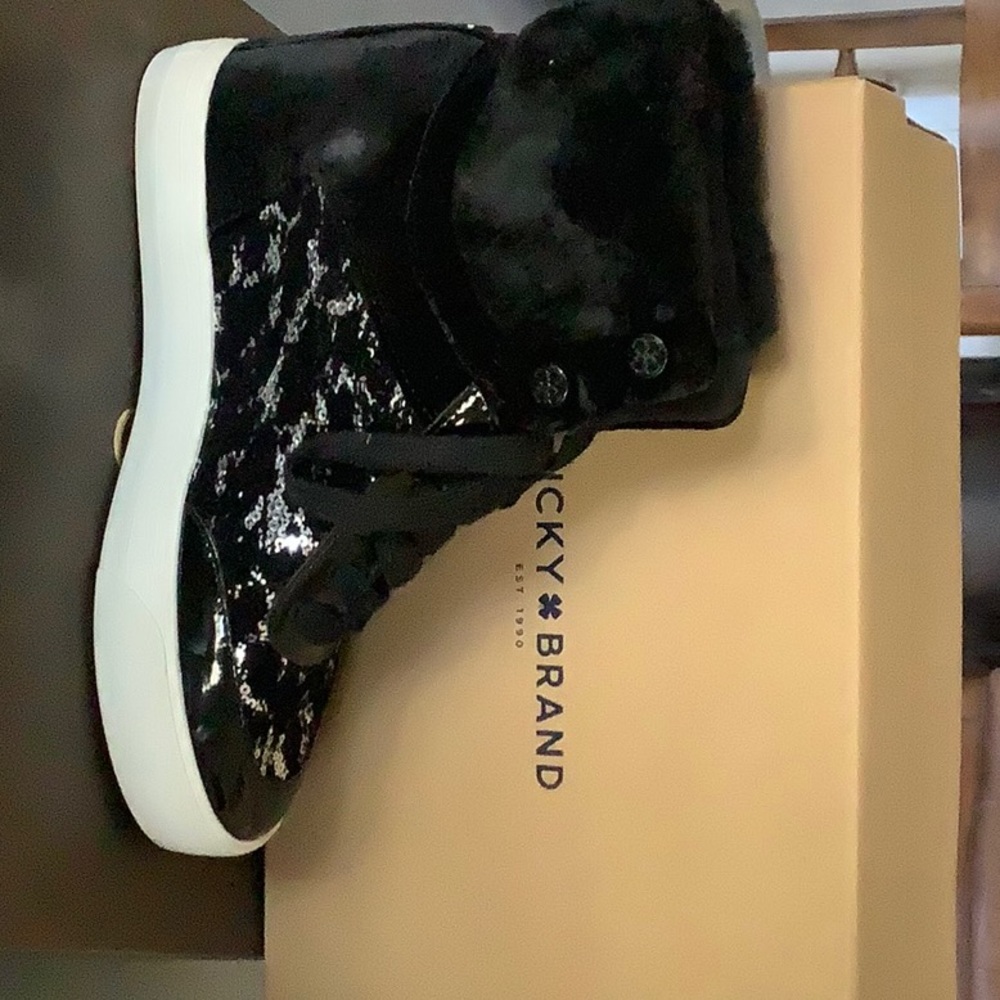 Lucky Brand high top sneaker with in shoe heel lift. 7.5 new never worn